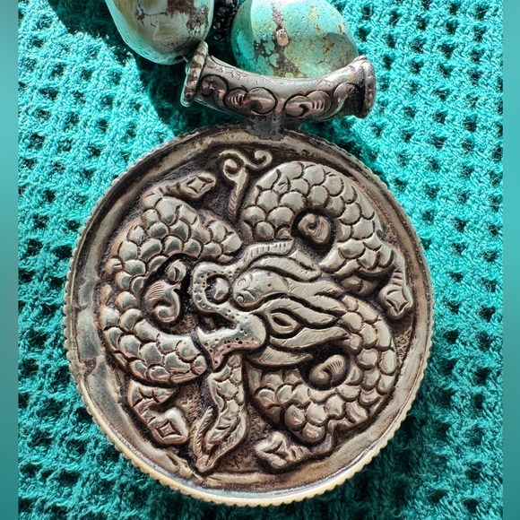 Chunky turquoise necklace with large medallion - Picture 6 of 8